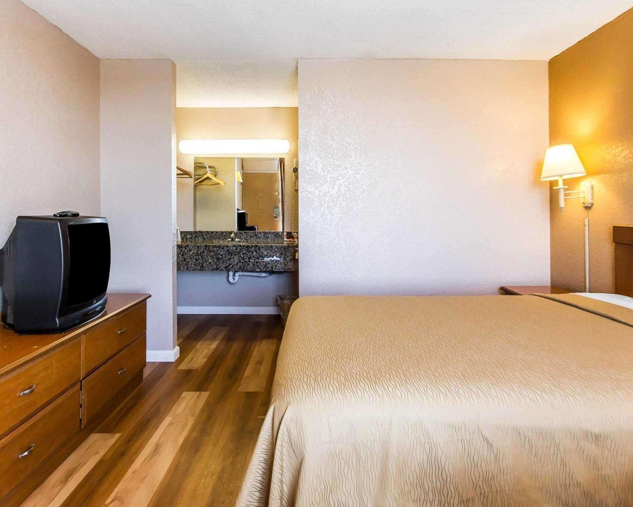 Hotel Econo & Near Bricktown