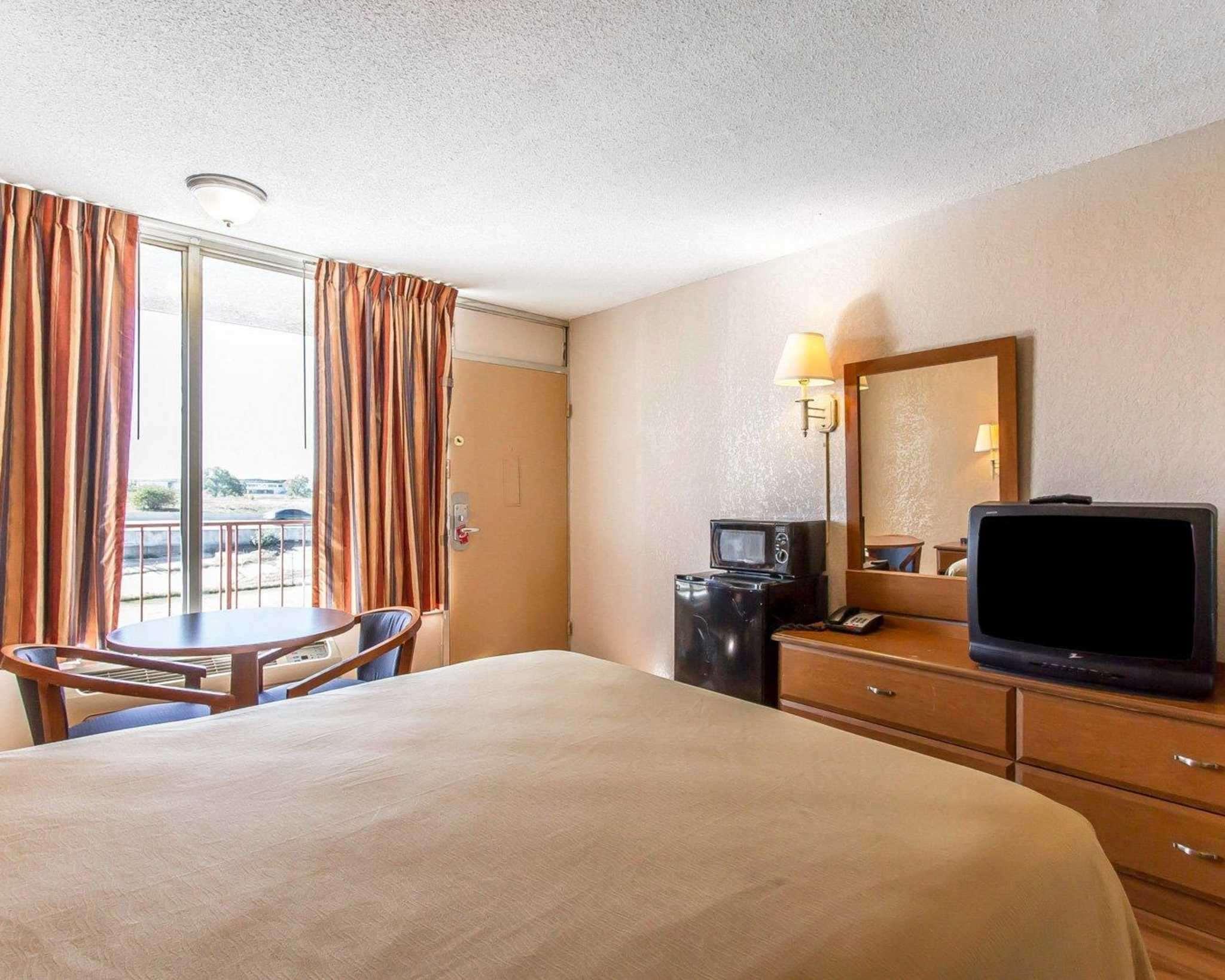 Hotel Econo & Near Bricktown